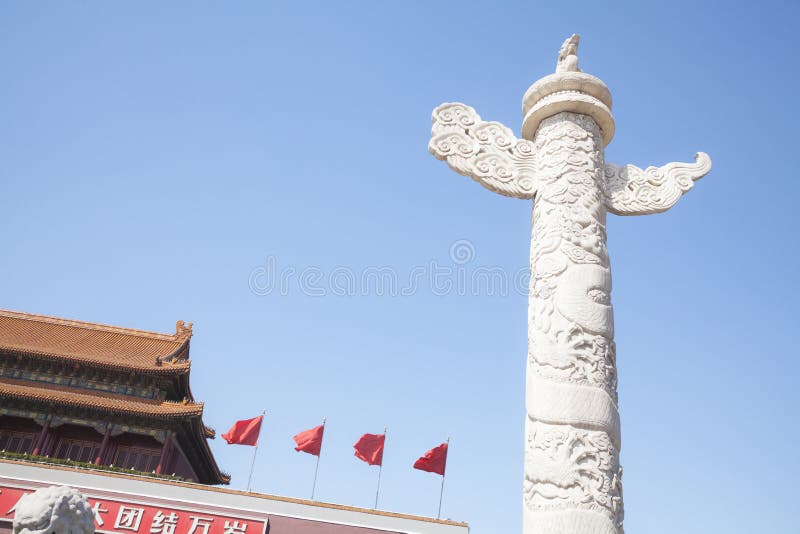 天安门广场，天堂般的和平门与装饰柱子，北京，中国的。ステューシー　リビン　ワイヤーバケット。 编辑类
